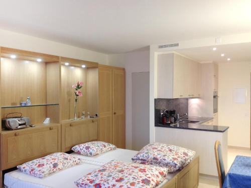 een kleine kamer met 2 bedden en een keuken bij Apartment Castagnola - Utoring-8 by Interhome in Lugano