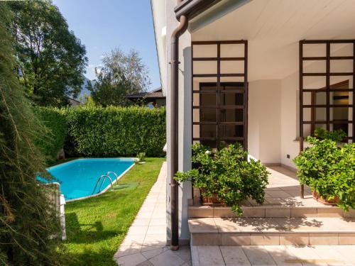 una casa con piscina en un patio en Holiday Home Candida - CCO900 by Interhome, en Delebio