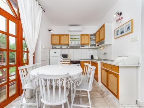 バラトンベレーニにあるHoliday Home Ruby 2 by Interhomeのキッチン(白いテーブル、白い椅子付)