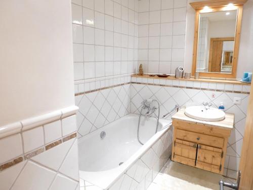 Ένα μπάνιο στο Apartment Antares R05 by Interhome