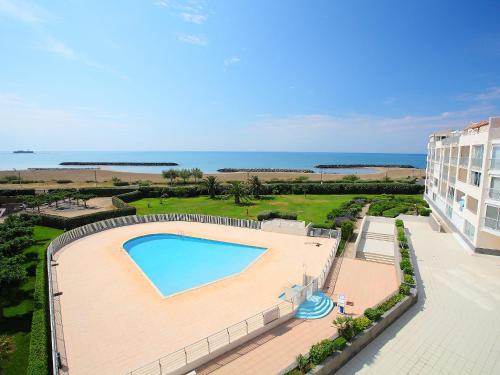 - une vue sur la piscine et l'océan dans l'établissement Apartment Les Rivages de Rochelongue-3 by Interhome, au Cap d'Agde