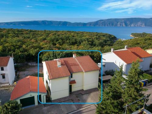 een luchtfoto van huizen met uitzicht op het water bij Studio Jasna-2 by Interhome in Pinezici