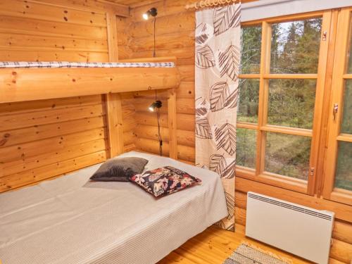 Zimmer mit einem Bett in einem Blockhaus in der Unterkunft Holiday Home Varilan lomamajat nr2 by Interhome in Ruka