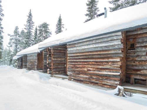 uma cabana de madeira na neve em Holiday Home Saukkokumpu 3 by Interhome em Ruka