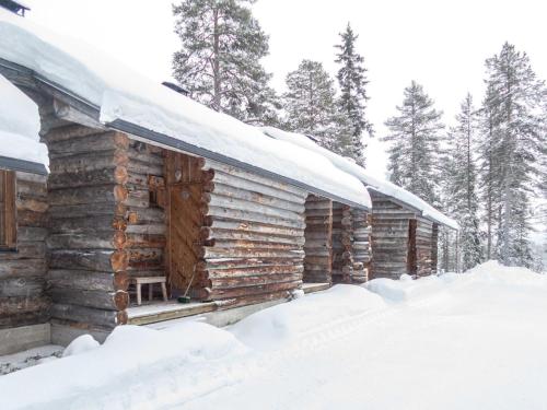 Cabaña de madera con nieve en el techo en Holiday Home Saukkokumpu 3 by Interhome en Ruka