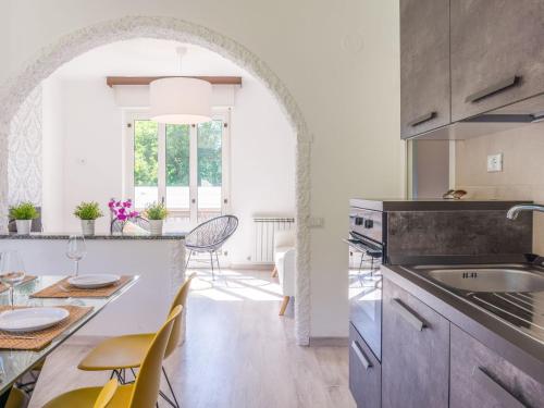 cocina con arco y mesa con sillas en Holiday Home Villa Zaferina - CCO113 by Interhome, en Carriola