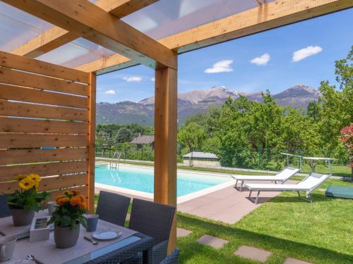 コーリコにあるHoliday Home Gelsomini - CCO520 by Interhomeのプールと山の景色を望むパティオ