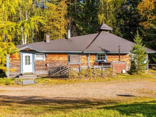 ein kleines Holzhaus mit einer weißen Tür in der Unterkunft Holiday Home Kuusenkatve by Interhome in Ruokonen