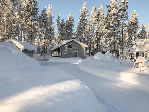 ユッラスヤルヴィにあるHoliday Home Ylläs iisakki as- 10 b by Interhomeの雪に覆われた道路