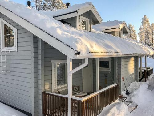 ユッラスヤルヴィにあるHoliday Home Ylläs iisakki as- 10 b by Interhomeの屋根雪小屋