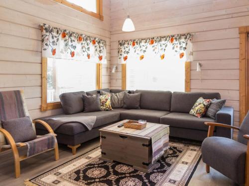 sala de estar con sofá y mesa en Holiday Home Mulligan by Interhome en Tahkovuori