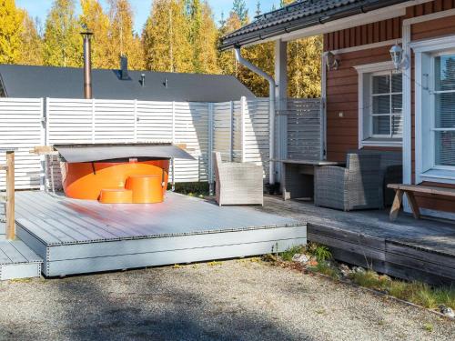 eine Terrasse mit einer Feuerstelle auf einem Haus in der Unterkunft Holiday Home Alppituulahdus 10a by Interhome in Valkeinen