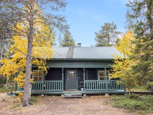 een blokhut in het bos met bomen bij Holiday Home Suvantovirta by Interhome in Kaukonen