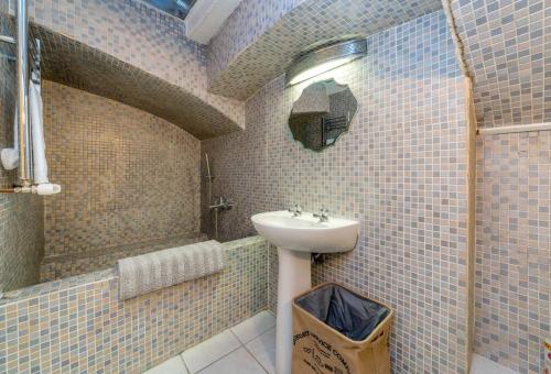 Bathroom sa Cozy 3 Bed Flat in the heart of Broadway Market