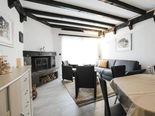 ein Wohnzimmer mit einem Sofa und einem Kamin in der Unterkunft Apartment La Schmetta 11 by Interhome in Lenzerheide