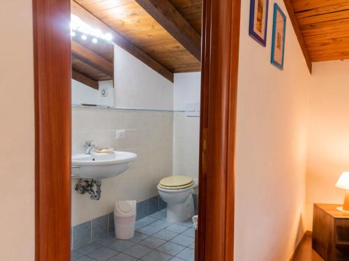 Koupelna v ubytování Holiday Home Casale Ai Noccioli - LVC165 by Interhome