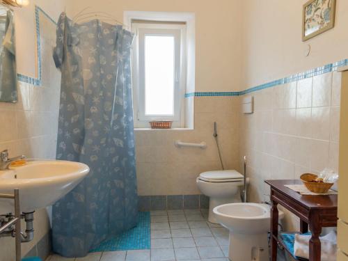 Koupelna v ubytování Holiday Home Casale Ai Noccioli - LVC165 by Interhome