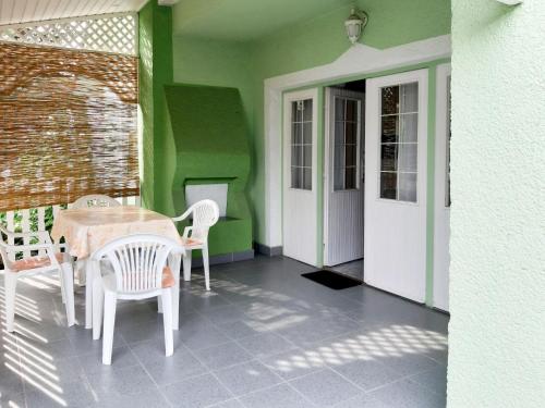 porche con mesa, sillas y puerta en Holiday Home Szabo - MAF144 by Interhome en Balatonmáriafürdő