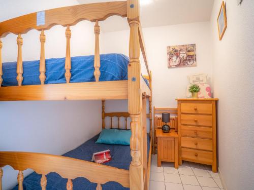 - une chambre avec des lits superposés et des draps bleus dans l'établissement Apartment Port Athéna by Interhome, à La Grande Motte