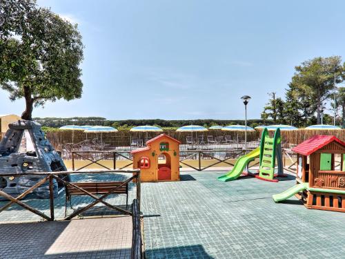 une aire de jeux avec plusieurs équipements de jeux et un toboggan dans l'établissement Apartment Riviera 10 by Interhome, à Marina di Cecina
