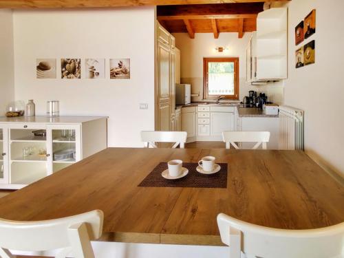波爾托瓦爾特拉瓦利亞的住宿－Apartment Torre del Lago by Interhome，厨房以及带木桌和椅子的用餐室。