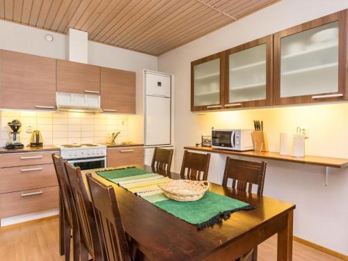 LahdenperäにあるHoliday Home Elvi by Interhomeのキッチン(木製テーブル、椅子付)、キッチン(カウンター付)