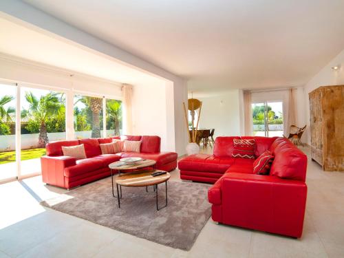 Altea la ViejaにあるVilla Villa del Maestro by Interhomeのリビングルーム(赤いソファ、テーブル付)