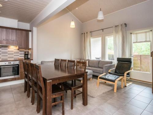 eine Küche und ein Esszimmer mit einem Tisch und Stühlen in der Unterkunft Holiday Home 4 seasons b 2 by Interhome in Lahdenperä