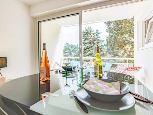 une table en verre avec un bol en haut dans l'établissement Studio Port An Dro-3 by Interhome, à Carnac