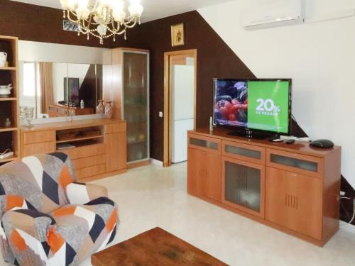 uma sala de estar com uma televisão de ecrã plano num armário em Holiday Home Melina - MPL386 by Interhome em Miami Platja