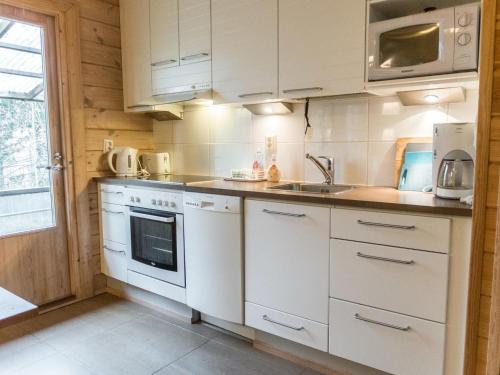 ブオカッティにあるHoliday Home Villa koira nr3 by Interhomeの白いキャビネットとシンク付きのキッチン