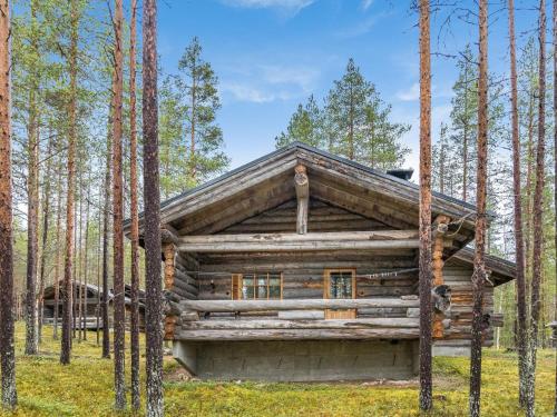 een blokhut in het bos met bomen bij Holiday Home Ylläsnäkyy 7 - karkelo by Interhome in Äkäslompolo