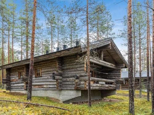 una cabaña de madera en el bosque con árboles en Holiday Home Ylläsnäkyy 7 - karkelo by Interhome, en Äkäslompolo