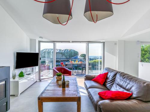 un salon avec un canapé et une table dans l'établissement Holiday Home La Ganivelle by Interhome, à Kerlouan