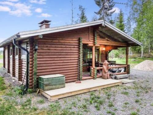 eine Blockhütte mit einem Picknicktisch davor in der Unterkunft Holiday Home Taukotupa by Interhome in Höytee