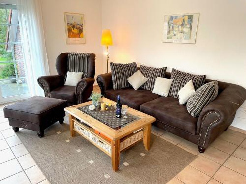 ein Wohnzimmer mit einem Sofa und einem Couchtisch in der Unterkunft Holiday Home Freya by Interhome in Neßmersiel