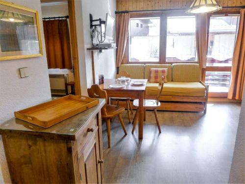 - une cuisine et une salle à manger avec une table et un canapé dans l'établissement Apartment Les Jardins du Mont-Blanc-5 by Interhome, à Chamonix-Mont-Blanc
