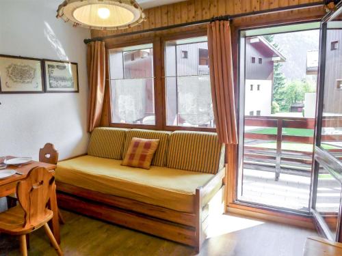 - un salon avec un banc devant une fenêtre dans l'établissement Apartment Les Jardins du Mont-Blanc-5 by Interhome, à Chamonix-Mont-Blanc