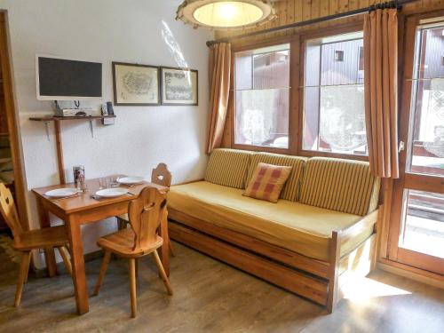 Apartment Les Jardins du Mont-Blanc-5 by Interhome