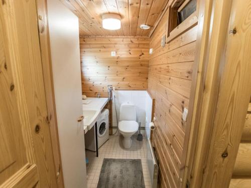 アカスロンポロにあるHoliday Home Ylläsmehto 2 by Interhomeの小さなバスルーム(トイレ、シンク付)