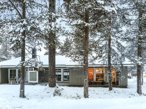 uma casa na floresta na neve em Holiday Home Riekonraito a1 by Interhome em Saariselka