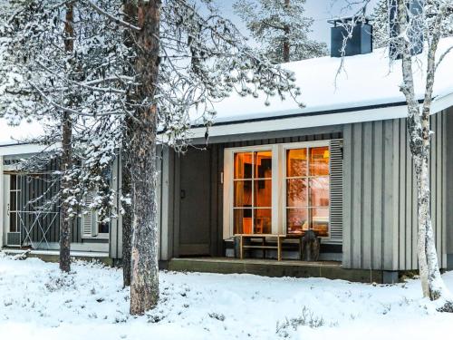 ein kleines Haus im Schnee im Wald in der Unterkunft Holiday Home Riekonraito a1 by Interhome in Saariselkä