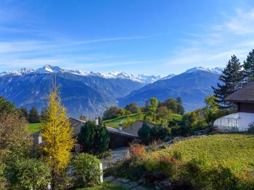 una cordillera con montañas nevadas a lo lejos en Chalet Chalet Aglaia by Interhome, en Bluche