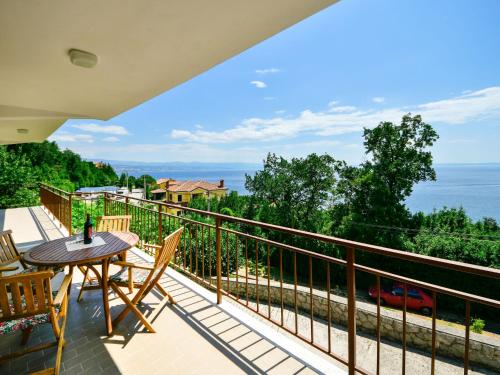 einen Balkon mit einem Tisch, Stühlen und Meerblick in der Unterkunft Apartment Nives-2 by Interhome in Ičići