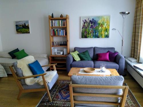 sala de estar con sofá y mesa en Apartment Sunnmatt Süd 412 by Interhome, en Engelberg