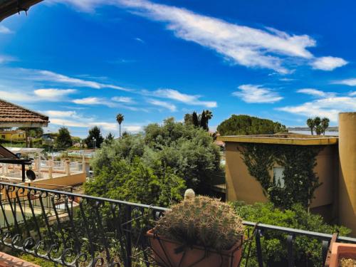 un balcón con plantas y un cielo azul en Holiday Home La Grande Musa by Interhome, en Fontane Bianche
