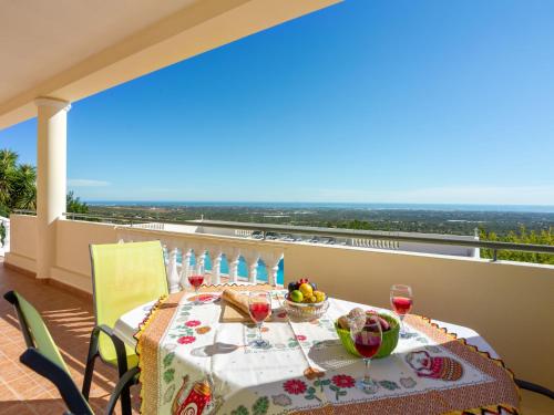 uma mesa numa varanda com vista para o oceano em Holiday Home Paraíso by Interhome em Estoi