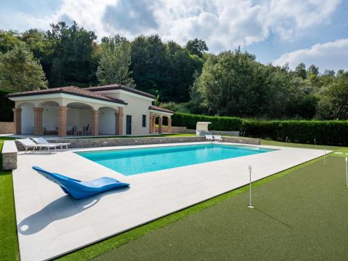 uma piscina num quintal com uma casa em Holiday Home Appendino by Interhome em Serravalle dʼAsti