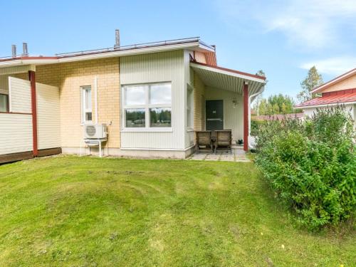 LahdenperäにあるHoliday Home Prokatti by Interhomeの芝生の家