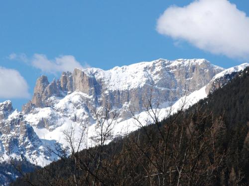 Vista generica sulle montagne o vista sulle montagne dall'interno dell'appartamento